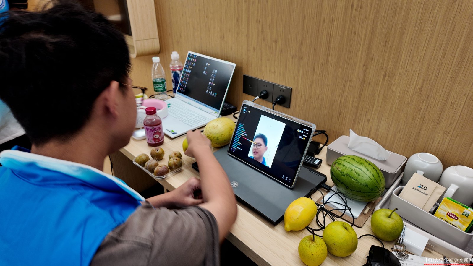 进行直播带货助力农产品销售.png
