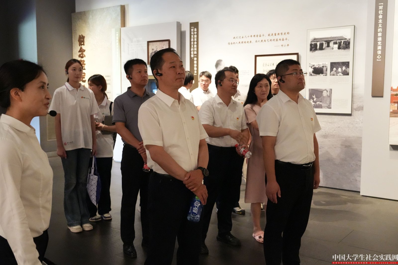 图2：实践团跟随讲解员参观小平故里红色展馆.jpg